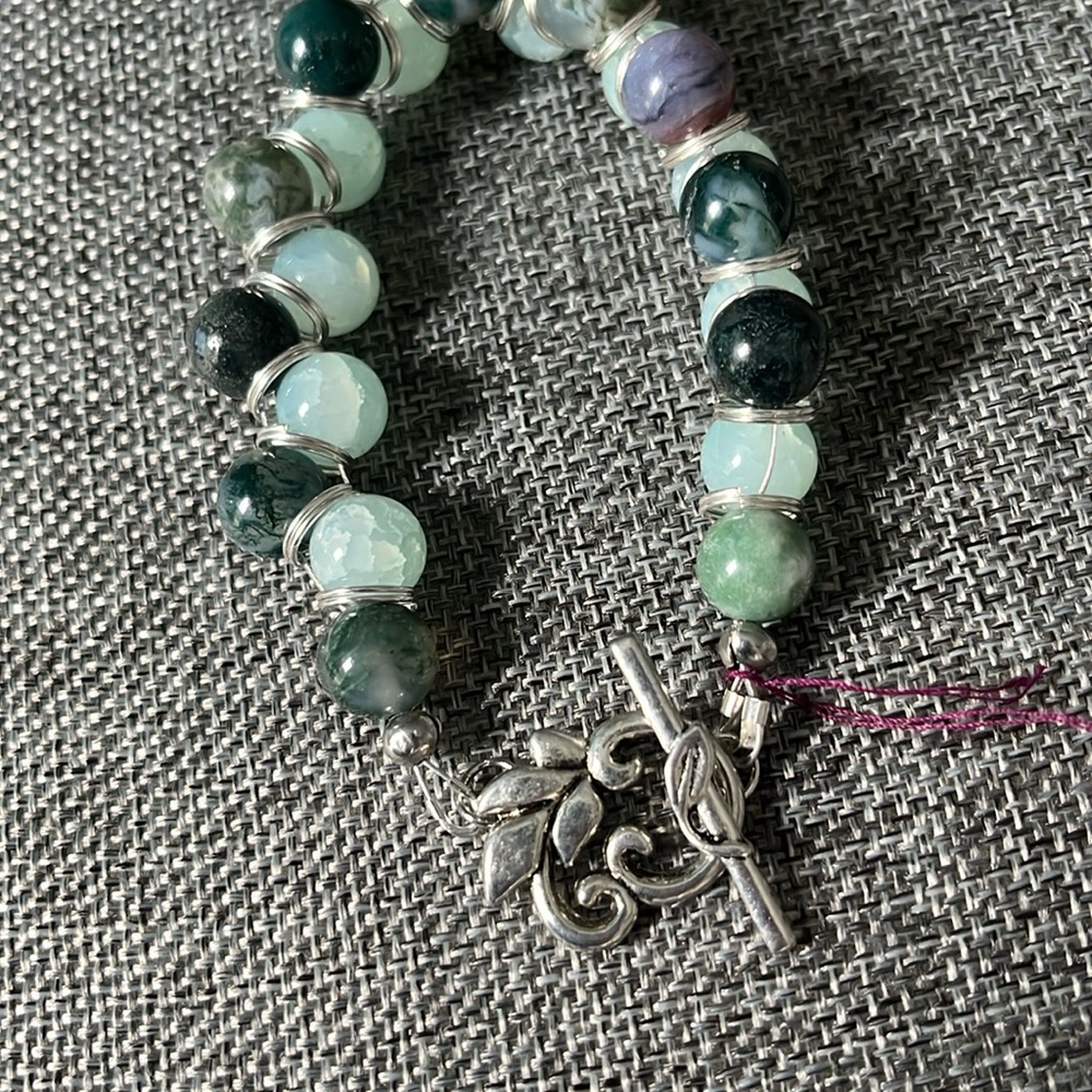 Glass multi toned green crackled beaded ornate leaf silver toggled bracelet - Picture 6 of 8